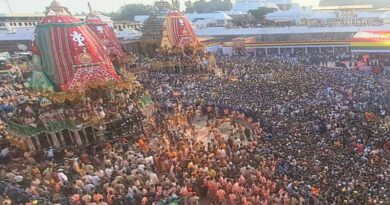 Millions of devotees witness World Famous Rath Yatra of Lord Jagannath in Puri despite healvy rain: One person died of suffocation,several injured