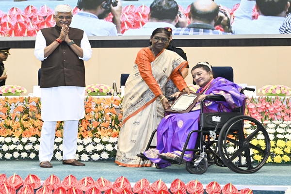 President Murmu confers Sangeet Natak Akademi Fellowships and Awards to over 100 artists President Murmu confers Sangeet Natak Akademi Fellowships and Awards to over 100 artists