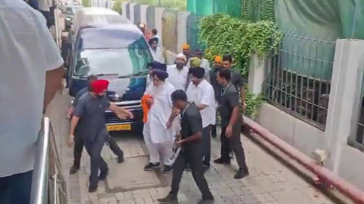 Maharashtra: SAD President Sukhbir Singh Badal injured in attack Maharashtra: SAD President Sukhbir Singh Badal injured in attack